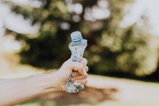 Plastique : 8 solutions pour améliorer le goût de l'eau et en finir avec  les bouteilles d'eau